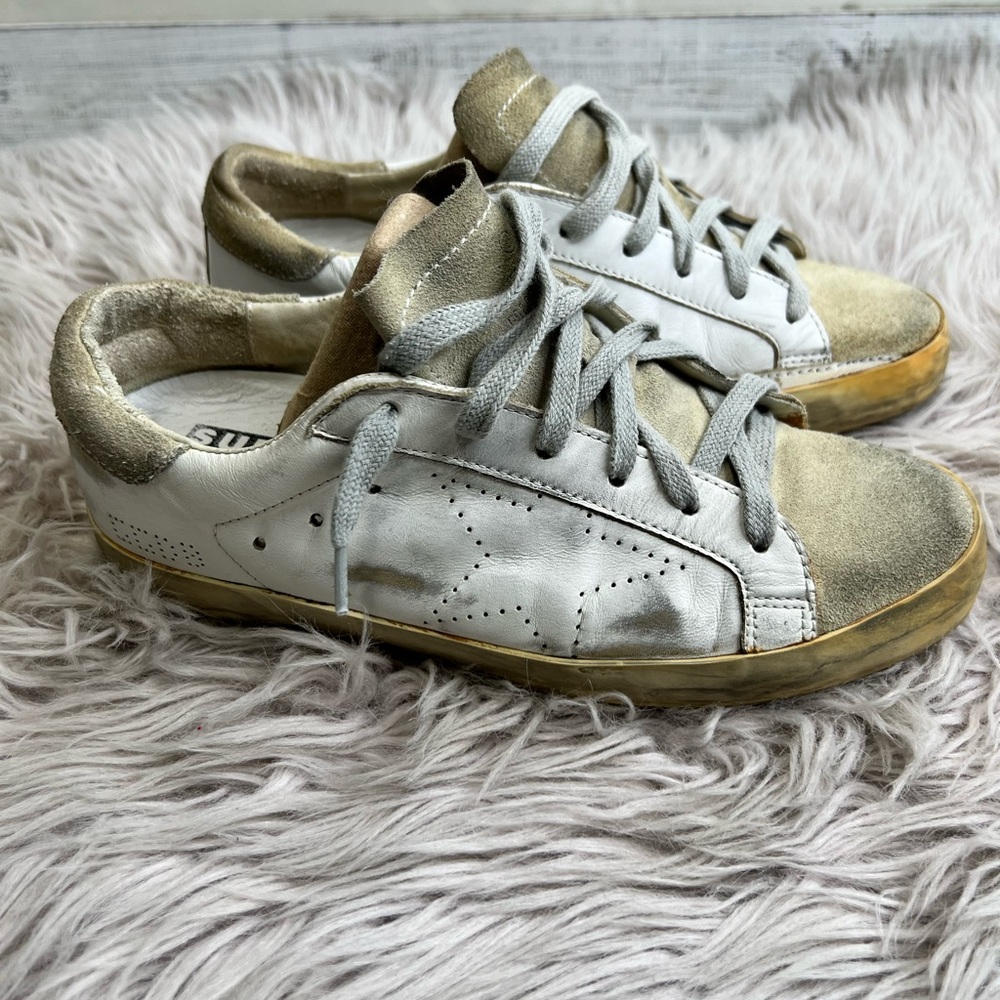 Pre-owned Golden Goose 
36 or size 6
Good condition, shows few signs of usage
